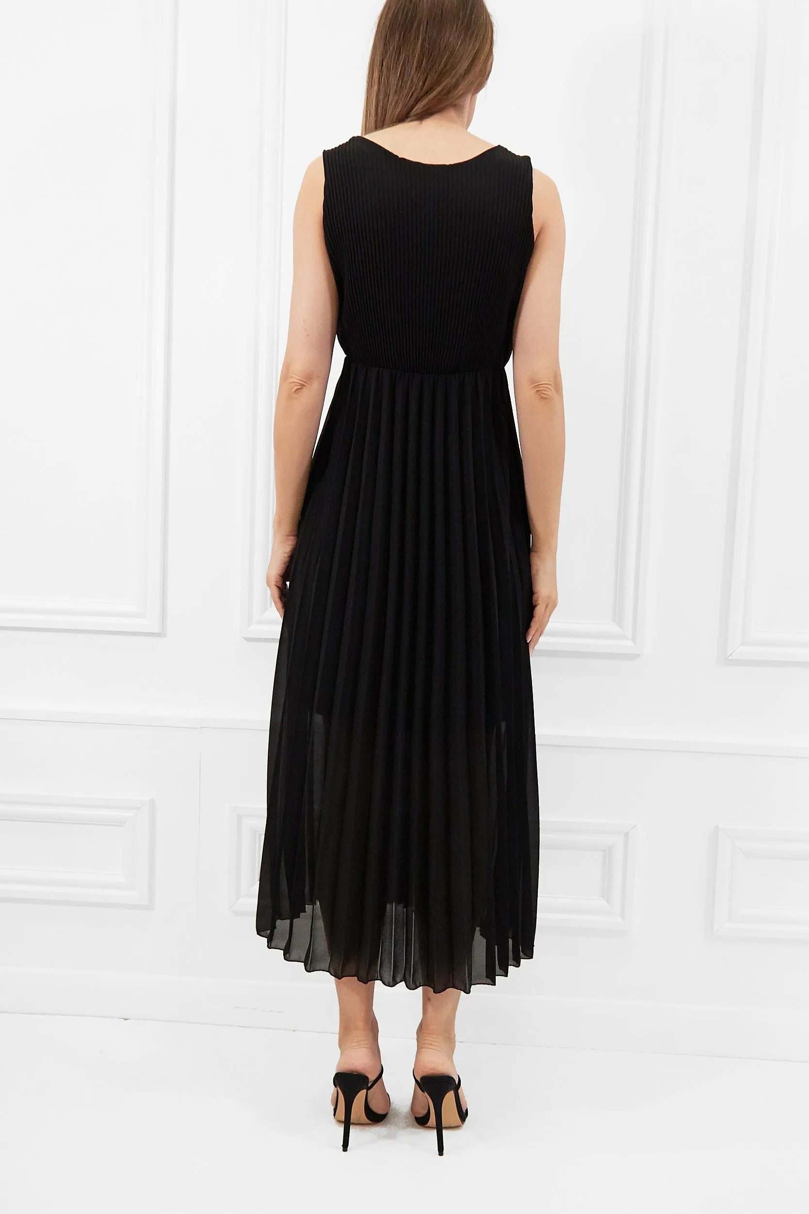 Honor Gold Tess Black Pleated Midi Dress