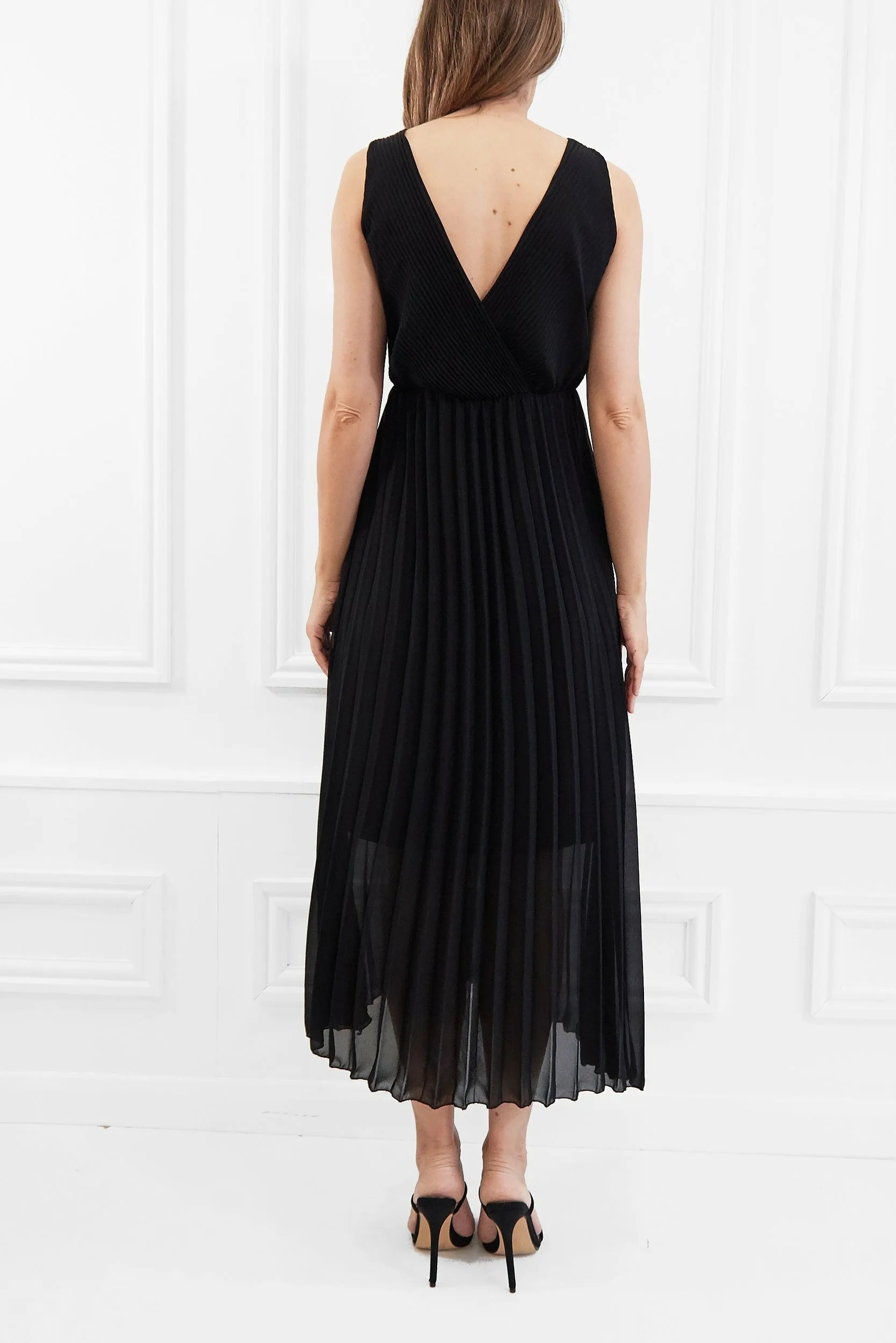Honor Gold Tess Black Pleated Midi Dress